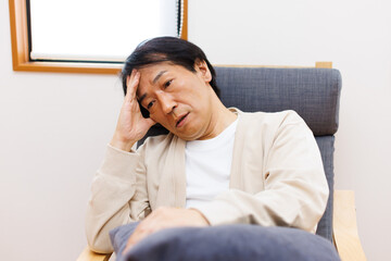 頭痛に苦しんでいる成熟した日本人