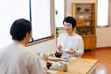 食事を食べている成熟した日本のカップル