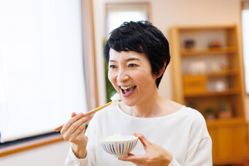 ご飯を食べる成熟した日本人女性