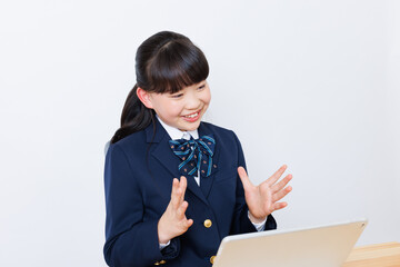 オンラインクラスに通う学校の制服を着た日本の女の子