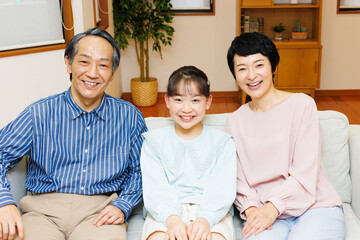 自宅で祖父母と孫娘の日本の家族