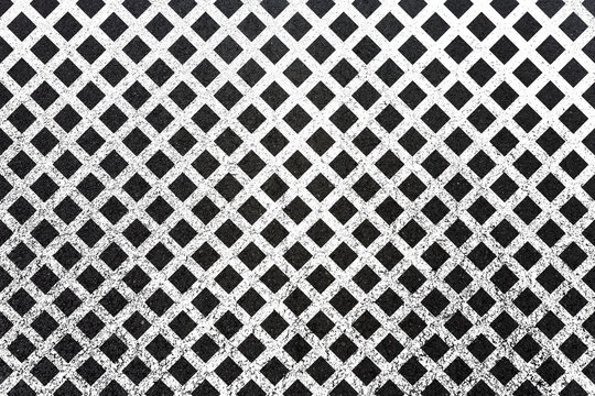 Peinture blanche en quadrillage sur asphalte 