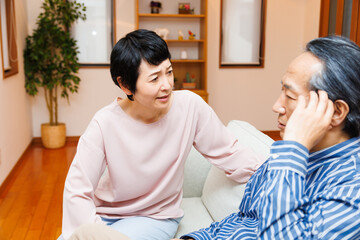 Fototapeta premium 家でめまいがする成熟した日本人