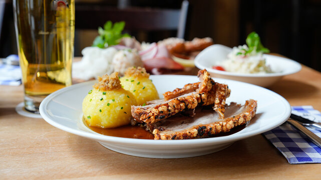 Bayerischer Schweinebraten: Traditionell zubereitet mit Kartoffelkn&ouml;del und So&szlig;e in Wirtshaus