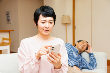 助けを求める成熟した日本人女性