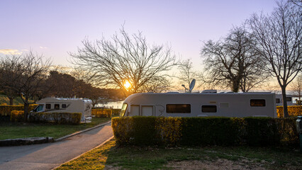 Entspannung pur: Campingurlaub an der Adriaküste in Kroatien bei Sonnenuntergang