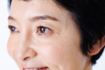 美容スキンケアコンセプトを持つ成熟した日本人女性