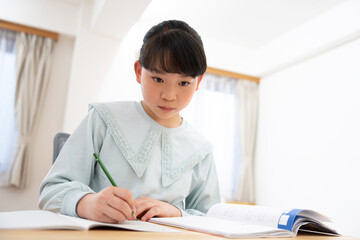 家で勉強している日本の女の子