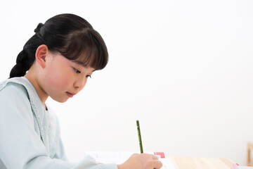 家で勉強している日本の女の子