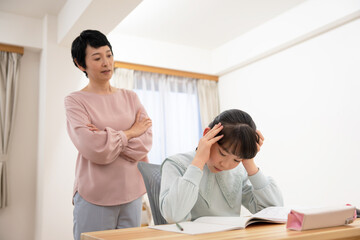 勉強中にストレスを感じているアジアの女の子
