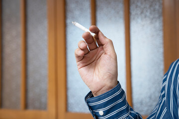 家で喫煙する成熟した日本人