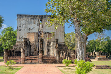 Fototapeta na wymiar Wat Si Chum at Sukhothai National Historical Park
