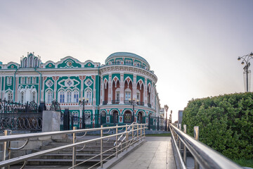 An old mansion in the city center during the day.
