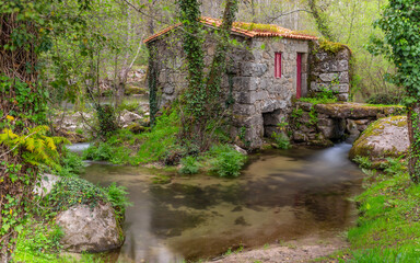 Fototapeta na wymiar Old watermill in Homem River