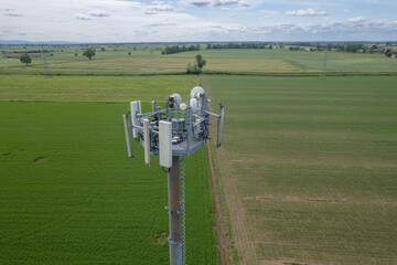 broadcast mobile 4g lte 5g antenna in a rural field in countryside - obrazy, fototapety, plakaty
