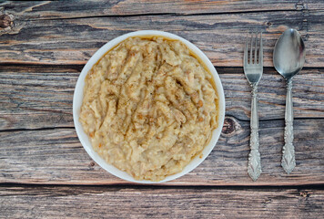 It is a traditional dish made of split wheat and meat, which is usually made at weddings in Anatolia. It was included in the Intangible Cultural Heritage List of Turkey by UNESCO in 2011.