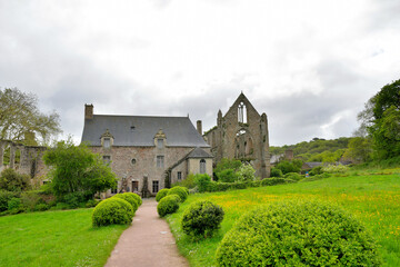 Fototapeta na wymiar L'abbaye de Beauport en Bretagne - France