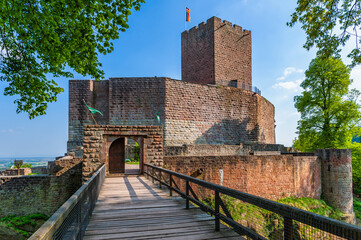Ringmauer und Bergfried der Burg Landeck bei Klingenmünster. Region Pfalz im Bundesland Rheinland-Pfalz in Deutschland