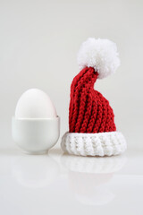 Gehäkelter Eierwärmer im Weihnachtsdesign