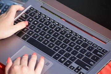 Obraz na płótnie Canvas Closeup of a woman's hands using laptop