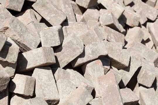 Bauschutt, Bausteine auf einem Schutthaufen, Deutschland © detailfoto