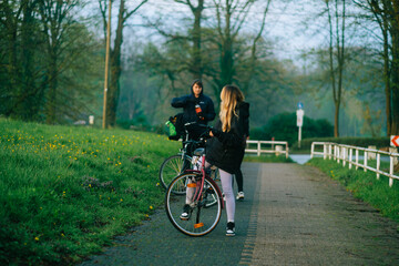 Fototapeta premium Group of cyclists makings stop in the park during bike trip.