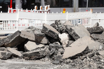 Bauschutt, Trümmer einer auferissenen Straße, Straßenbauarbeiten, Deutschland