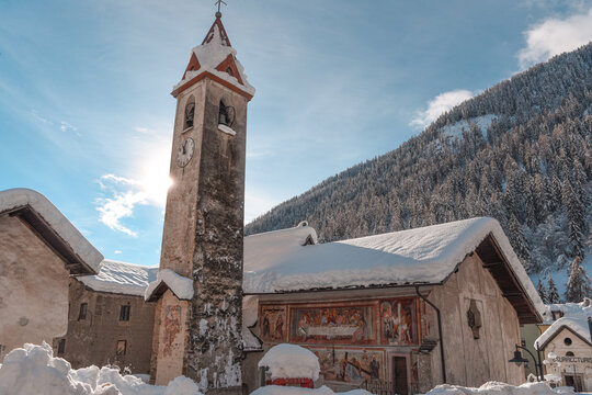 chiesa con neve Cogolo Val di Sole trentino Italia 