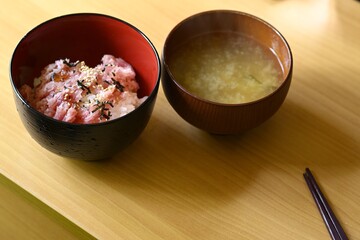 和食の朝食　味噌汁とマグロのたたきご飯