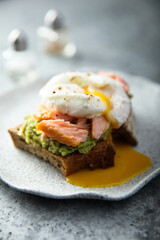 Benedict eggs with hot smoked salmon