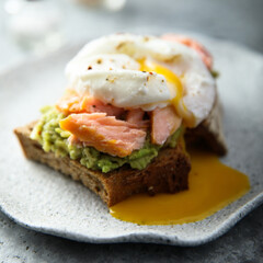 Benedict eggs with hot smoked salmon