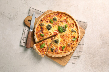 Delicious homemade vegetable quiche and knife on light gray table, top view - obrazy, fototapety, plakaty