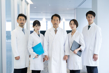 Group photo of all members of an image of several doctors and researchers with serious expressions, easy to use for a wide range of age groups Looking at the camera