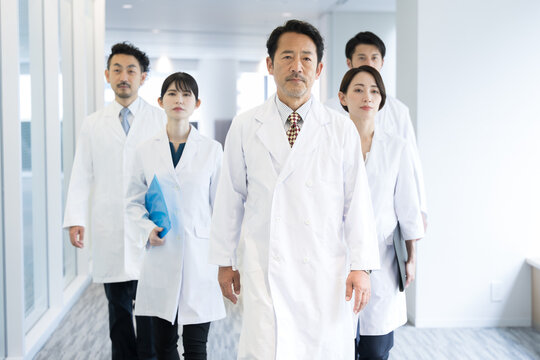 複数のドクターや研究者のイメージの全員集合の歩くところのイメージ