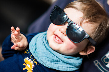Sunny boy mit Sonnenbrille