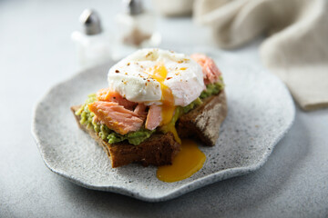 Benedict eggs with hot smoked salmon
