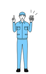 電卓を持って指さす帽子と作業着姿の男性