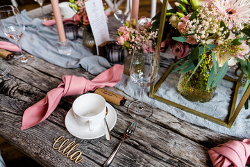 Kaffeetasse mit Tischdekoration