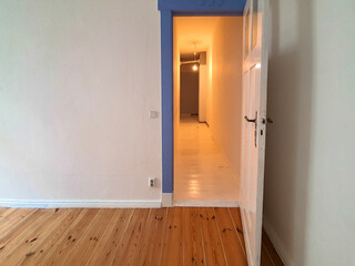 Altbauwohnung, leer und renovierungsbedürftig