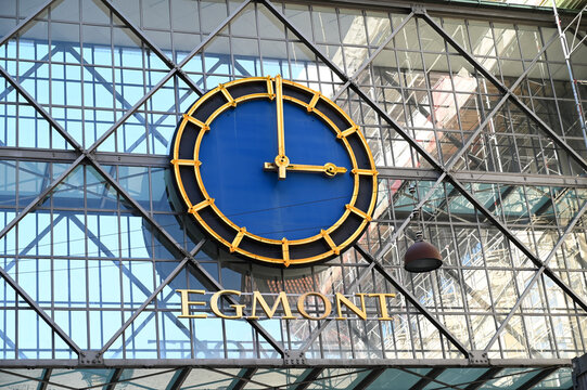 Pendule de la marque Egmont sur une passerelle d'un immeuble de Copenhague