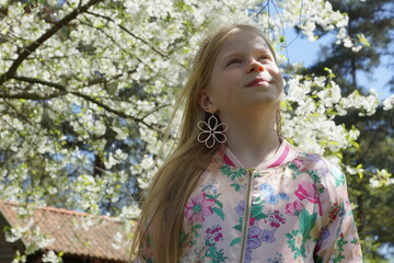 Dziewczynka pod jabłonką. © Rafa