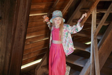 Dziewczynka na schodach. © Rafa