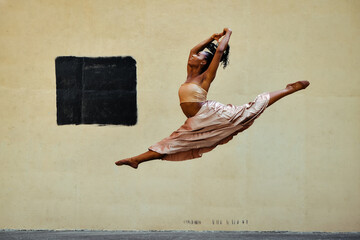 modern ballerina female dancer jumping split in the air - obrazy, fototapety, plakaty