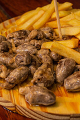 Batata frita com coração de galinha