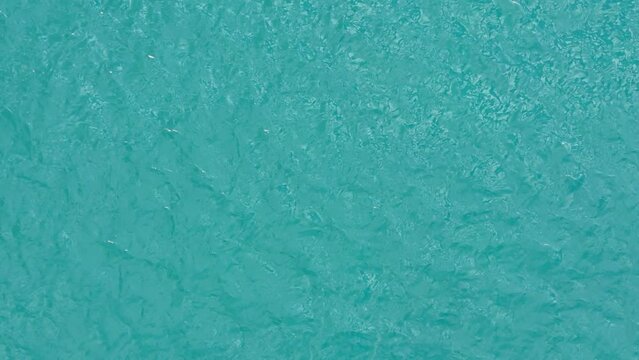 volo con drone dall'alto sul mare, zoom out, top down, cinematico