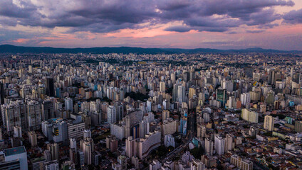 End of the day with purple light at dusk in the city of São Paulo, several buildings, horizon