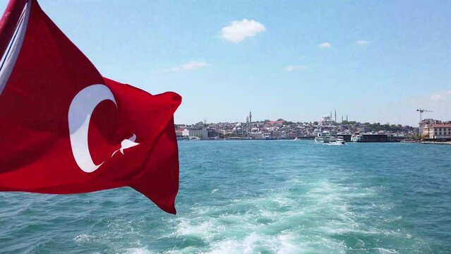  Istanbul Busporus Golden Horn vom Schiff mit Türkei Fahne