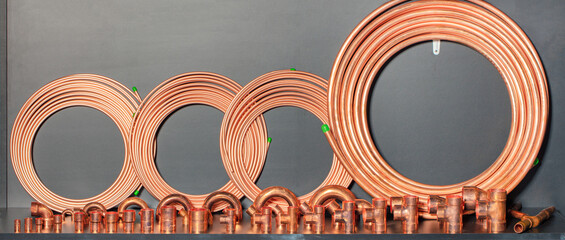Copper fittings and coils of copper pipes for the installation of heat pipes.