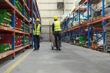 Obraz premium Male clerk pushing a cart or picking cart.