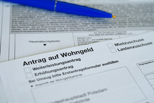 Wohngeld Antrag mit M&uuml;nzen und Kugelschreiber